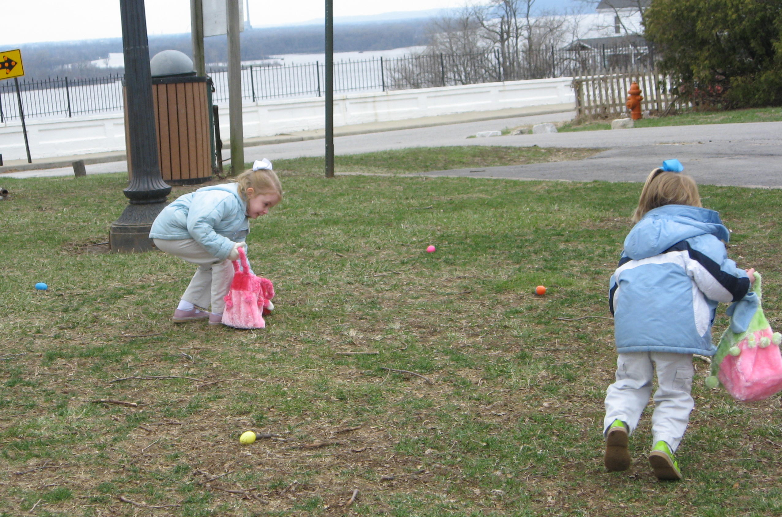 2008_03_22 JnC hunting Easter Eggs.jpg